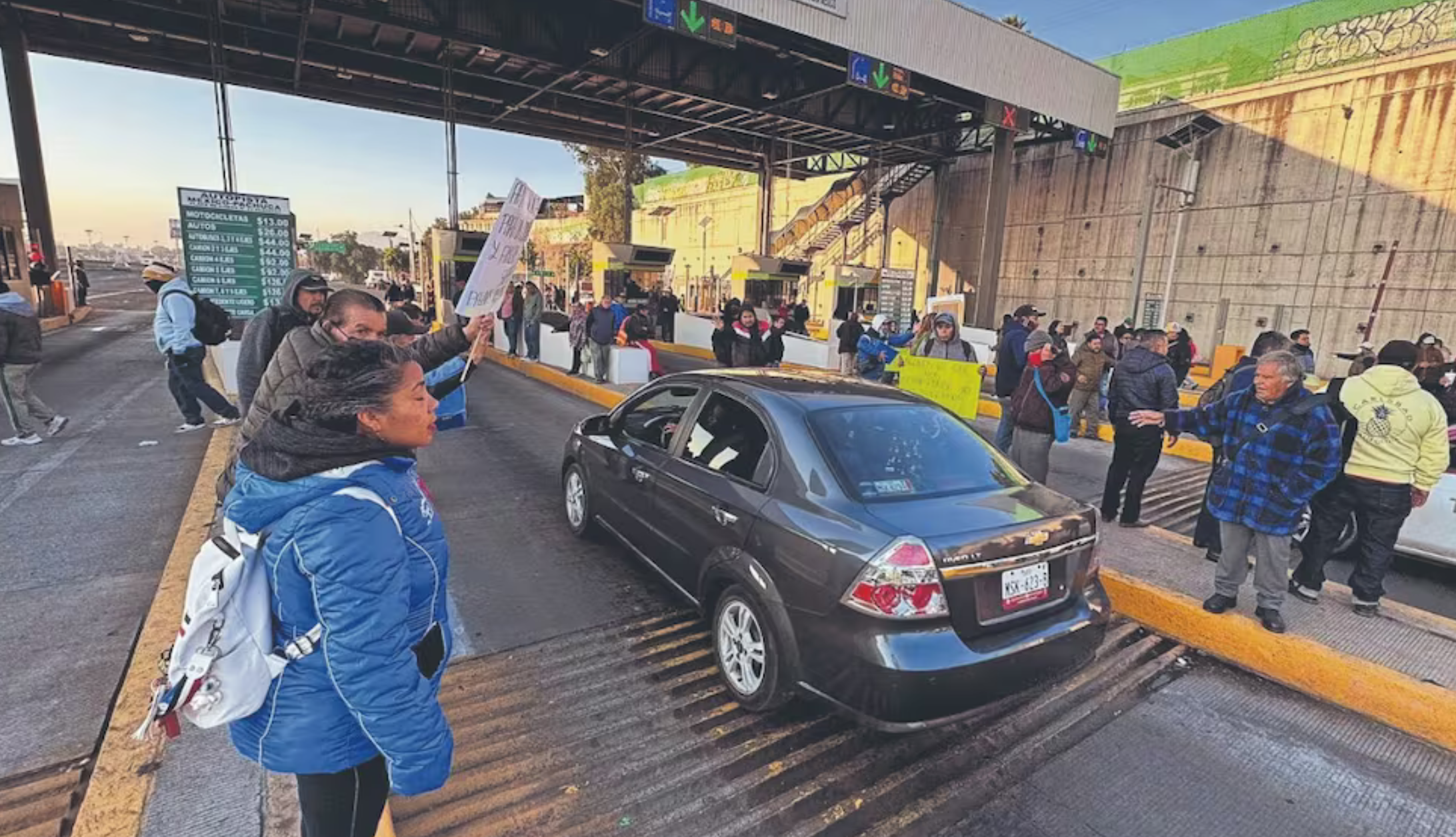 Por falta de pago, trabajadores dan paso libre en autopistas